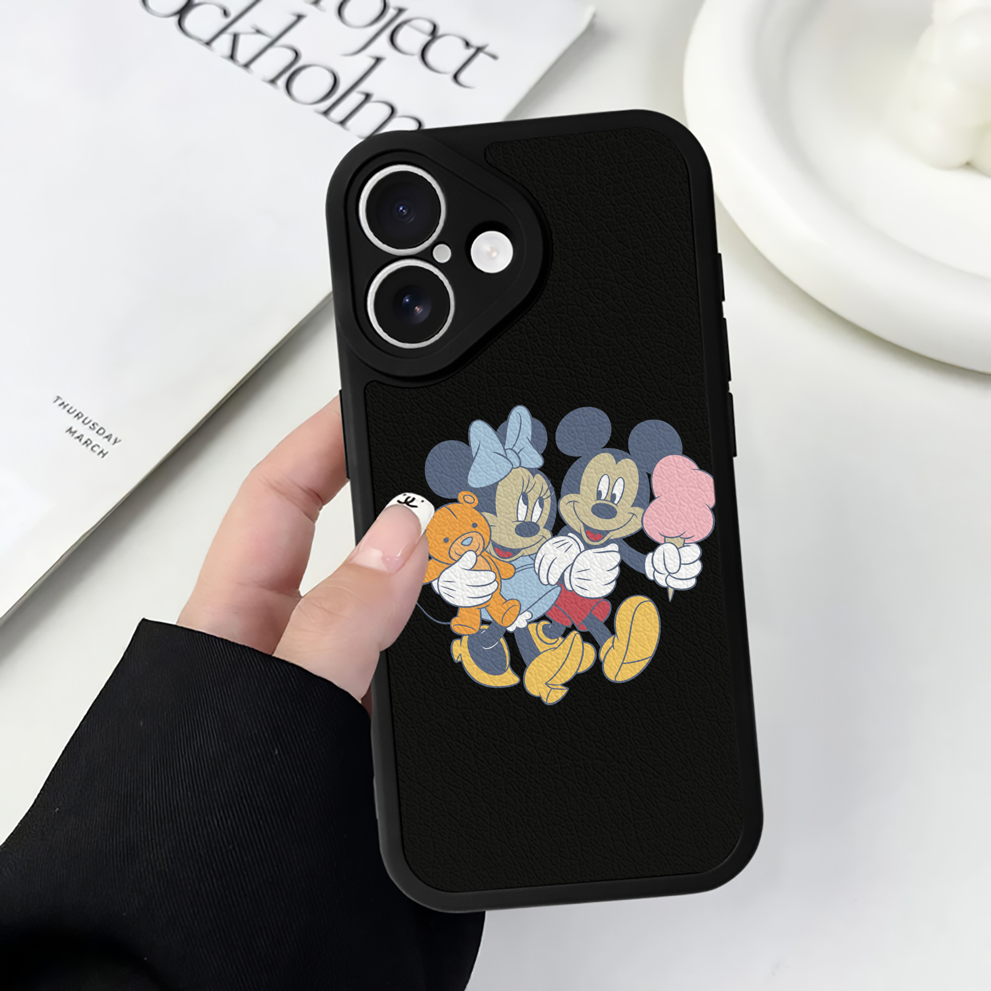 （画像用） ミッキーマウス Mickey Mouse 【iPhone 16シリーズ対応】シリコンスマホケース（レザー調） 材質：シリコン